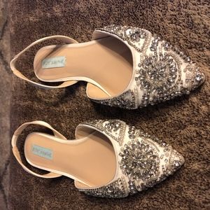Blue by Betsey Johnson Ivory Satin Flats - size 9